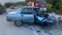 BİLECİK YOLUNDA İKİ ARAÇ KAFA KAFAYA ÇARPIŞTI